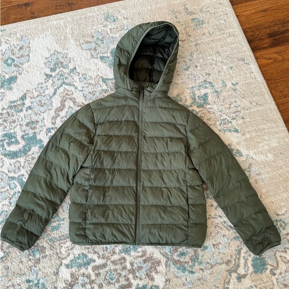 Uniqlo pastel green puffer jacket, super lightweight and very warm size 13Y - Picture 3 of 10